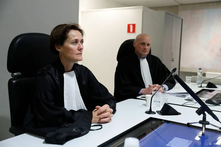 om holleeder liegt zussen en ex betrouwbaar