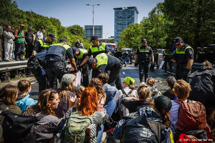 om honderden activisten opgepakt op a12 meesten niet vervolgd