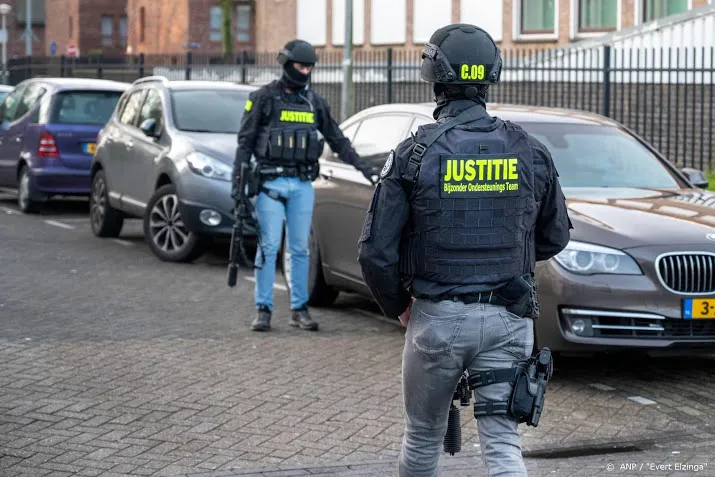 om houd alle vermoedelijke bendeleden taghi in de cel