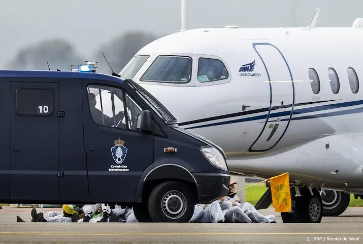 om identiteit deel opgepakte klimaatactivisten schiphol onbekend
