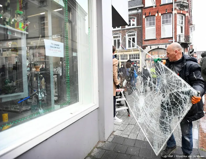 om legt beslag op bankrekeningen en autos brabantse relschoppers