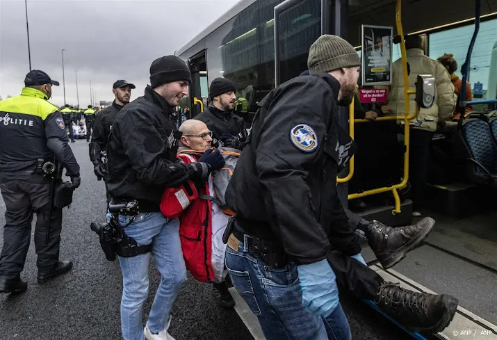 om meeste actievoerders klimaatblokkade a10 amsterdam weer vrij