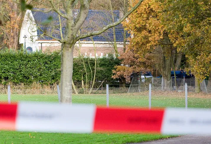 om moet dna uit afgesloten zaak afstaan