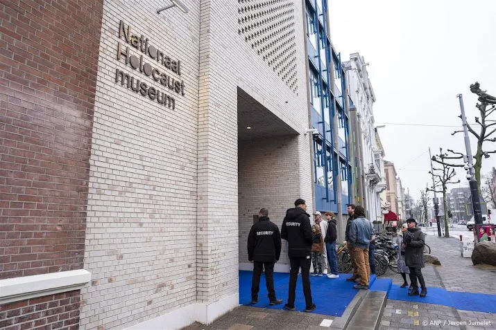om seponeert aangifte tegen betogers bij opening holocaustmuseum