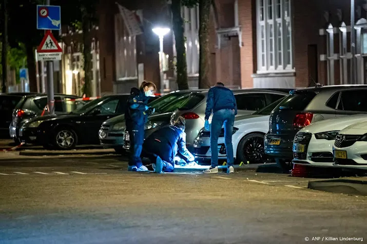 om sporen van schutter brute liquidatie op huls en handschoen