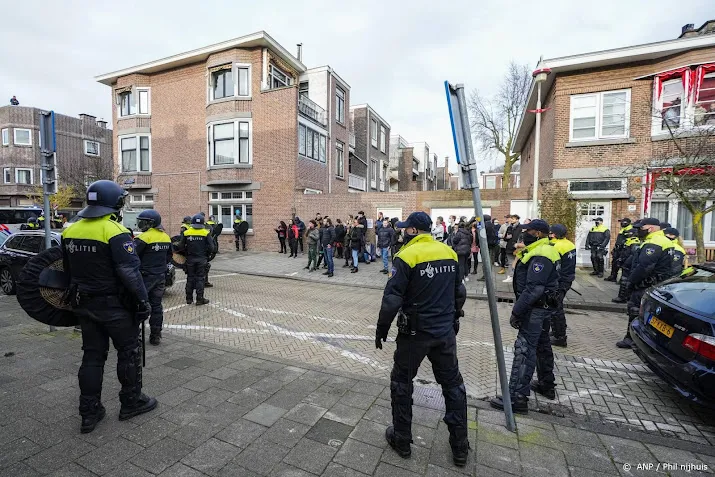om twee agenten vervolgd voor geweld coronademonstratie den haag