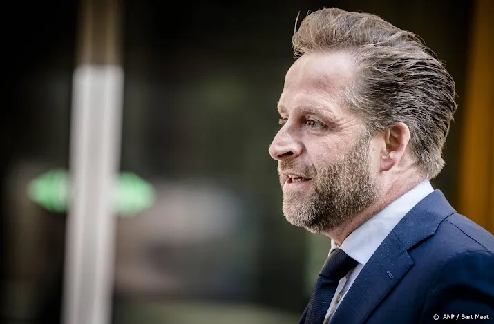 om zet massa aangifte tegen de jonge niet door