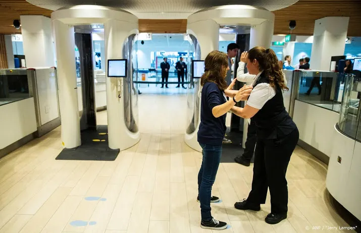 ombudsman fouillering op schiphol moet beter