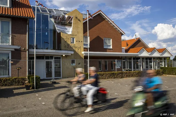 omgevingsvergunning voor asielhotel albergen is rond