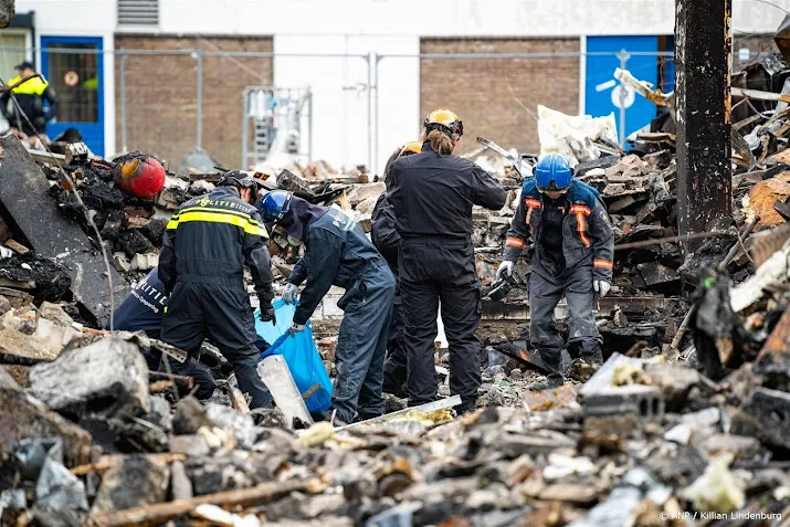 omwonenden komen en gaan in wijkhub na explosie rotterdam