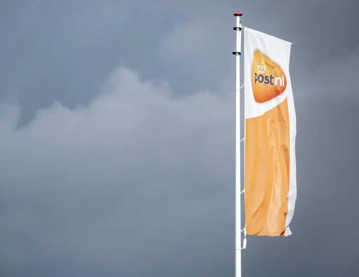 omzet postnl daalt door wegvallen effecten corona