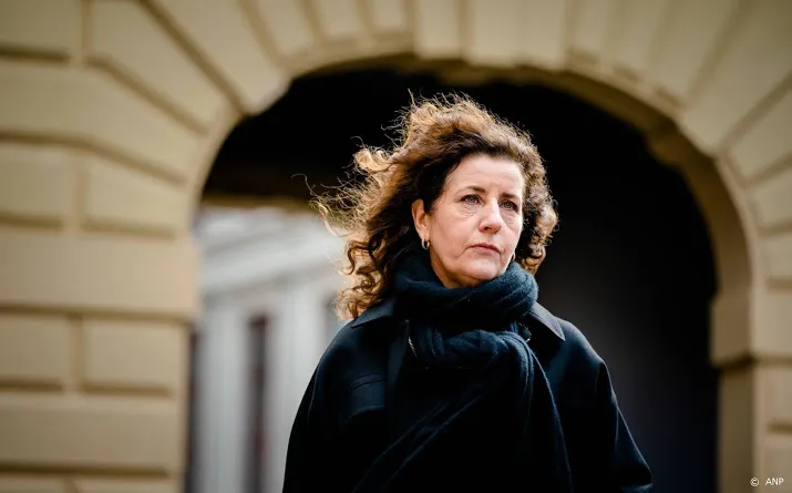 onderwijsminister belooft studenten meer coronacompensatie