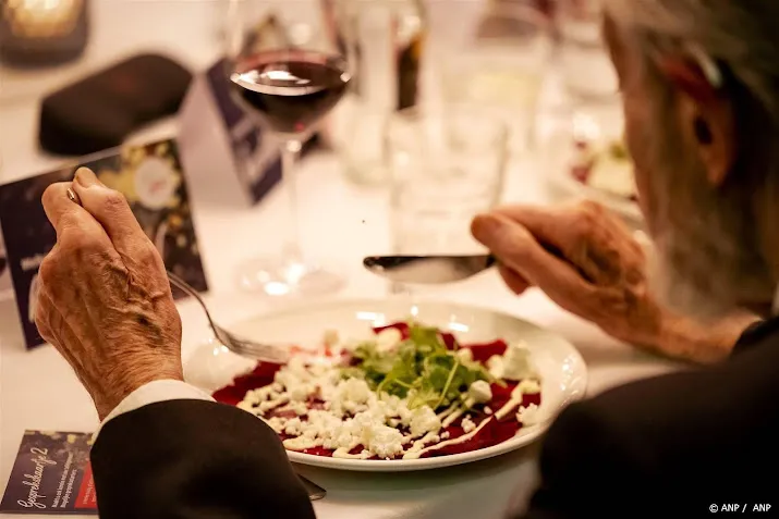 onderzoek fransen bezuinigen op kerstdiner door gestegen prijzen