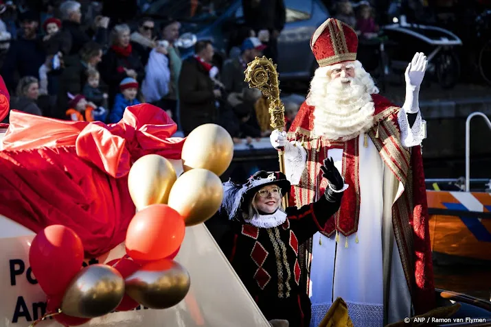 onderzoek sinterklaas en de kerstman geven goedkopere cadeautjes