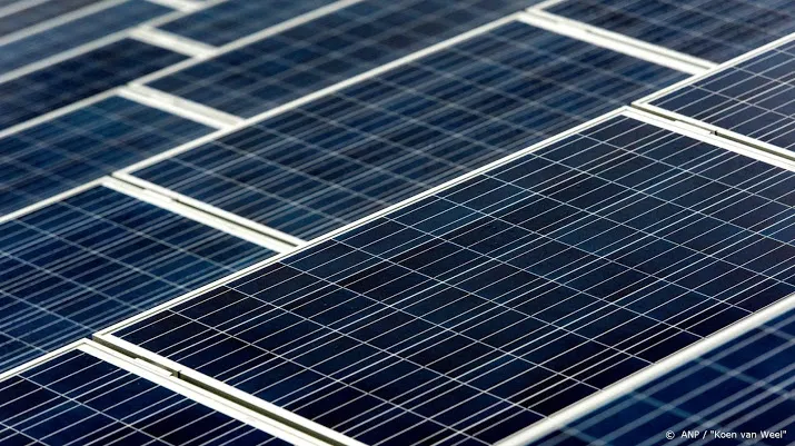 onderzoek zonnepanelen leveren op zee hogere opbrengst