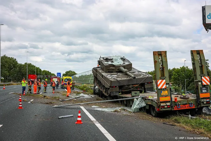 ongeval met aanhanger landmacht met tank op a12 richting utrecht