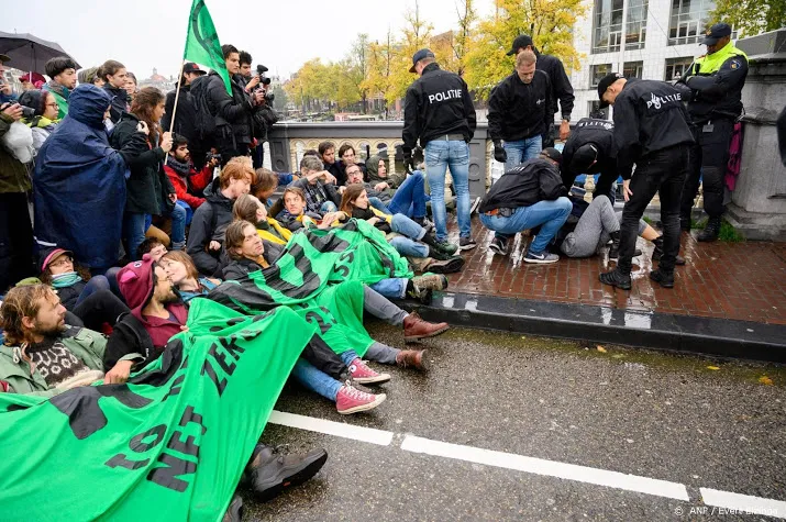 ongeveer 130 activisten gearresteerd op blauwbrug