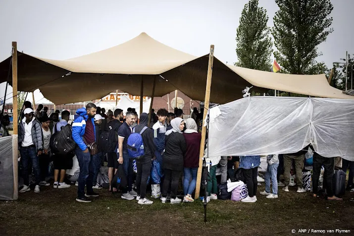 ongeveer 250 asielzoekers sliepen buiten bij ter apel