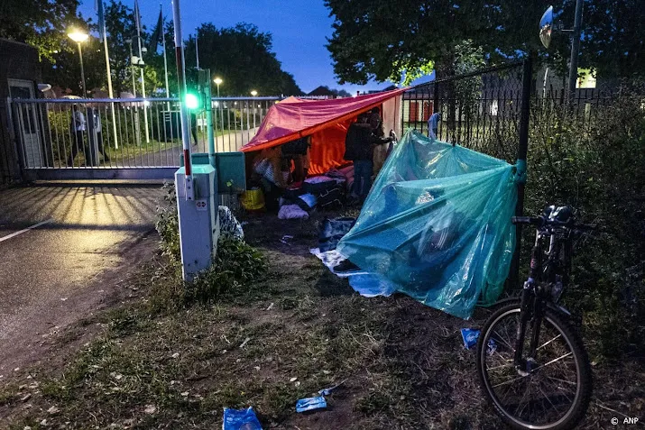 ongeveer 250 mensen sliepen op grasveld in ter apel