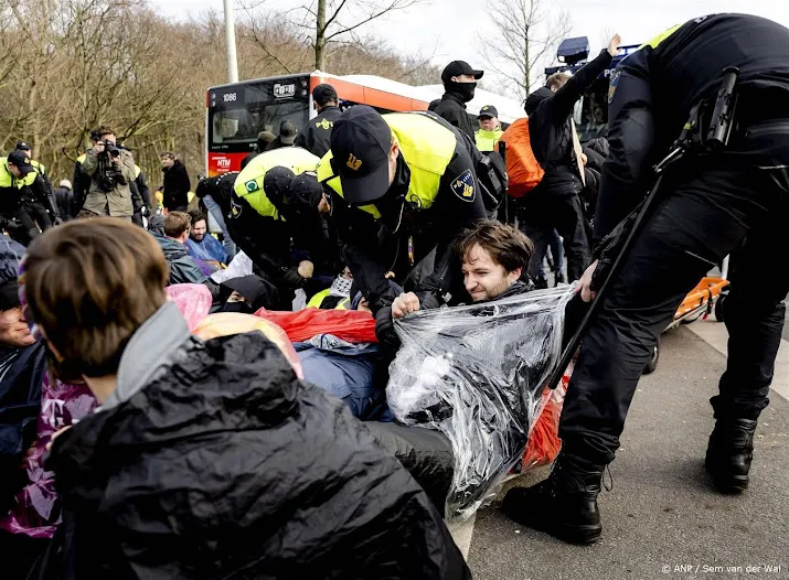 ongeveer duizend klimaatactivisten aangehouden op a12