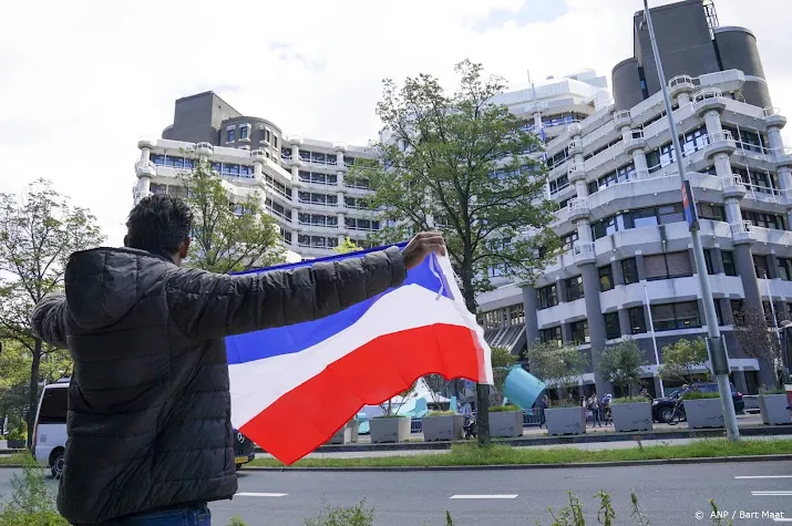 ongeveer honderd mensen demonstreren bij tweede kamer