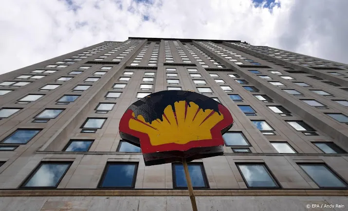 onrust in zaal bij begin aandeelhoudersvergadering shell
