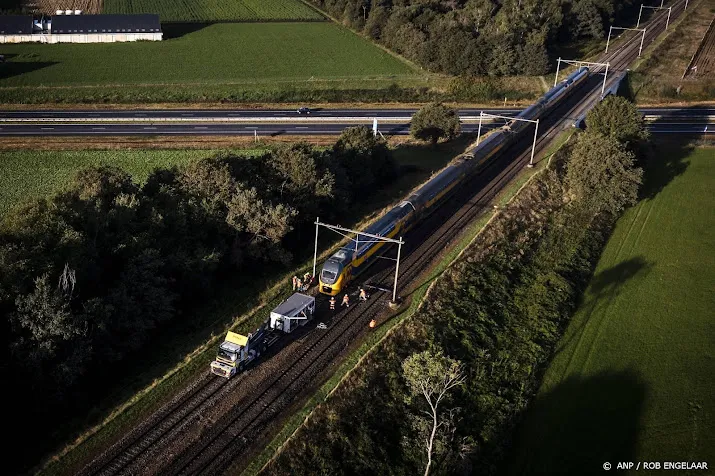 ontsporing trein limburg door aanrijding met spoorstaaf