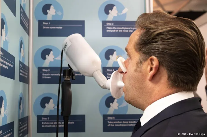 ontwikkelaar corona ademtesten tegenover de staat in rechtszaal