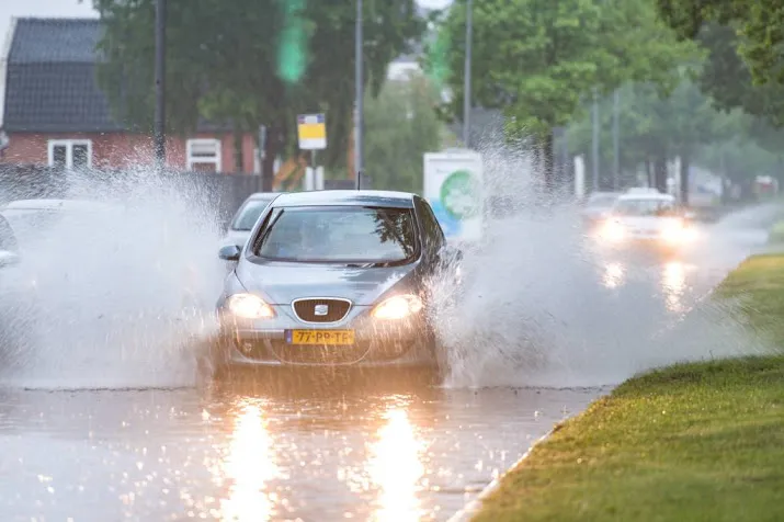 onweersbuien zorgen voor zware windstoten