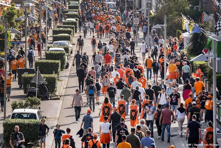ook bij verlaten van zandvoort staan mensen dicht op elkaar