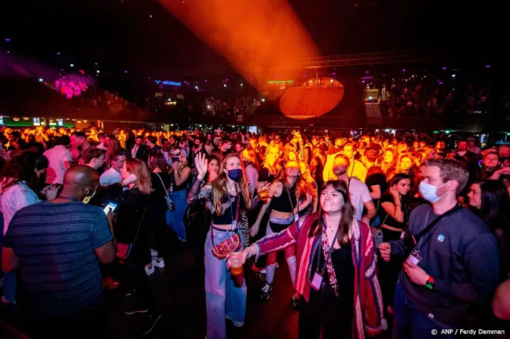 ook discotheken en clubs mogen straks open maar tot middernacht