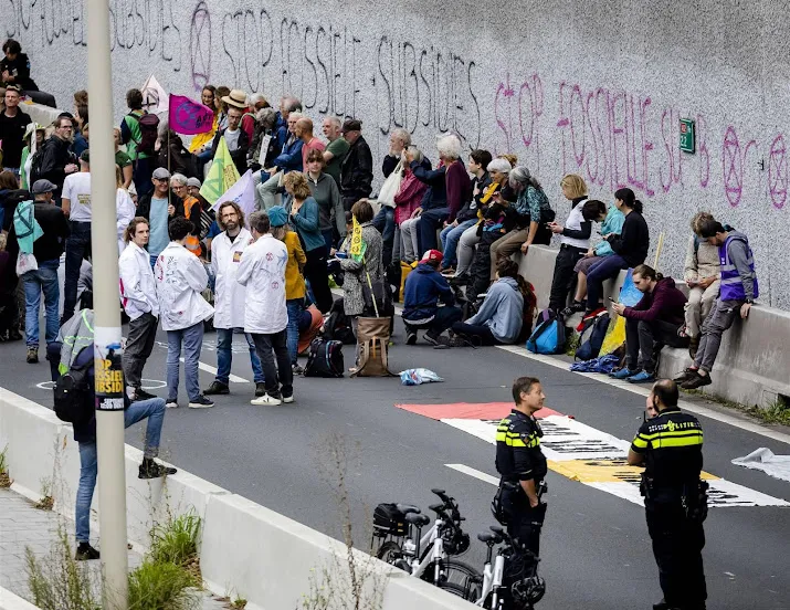ook duitse klimaatactivisten blokkeren a12 in den haag