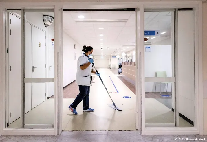 ook extra steun voor schoonmaker en receptionist met covid