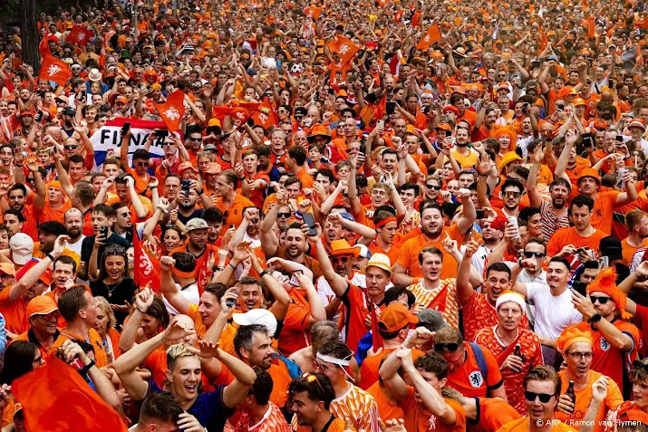 ook in dortmund lopen oranjesupporters in fanwalk naar stadion