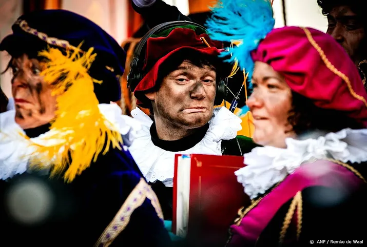 ook in rotterdam komt sint met roetveegpieten