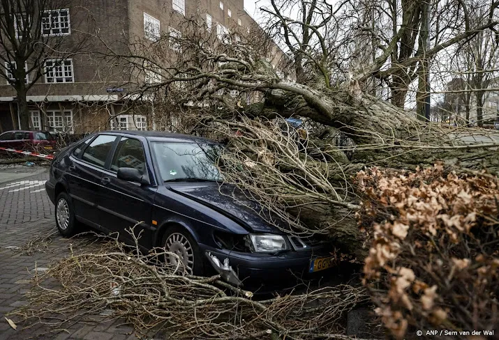 ook op wegen nog hinder door storm opruimen rommel aan de gang