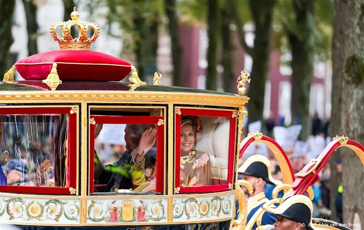 ook protest bij terugkeer van koning met glazen koets naar paleis