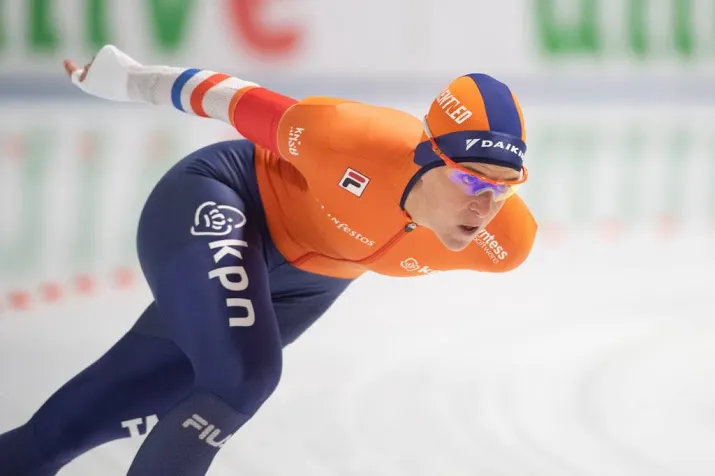 ook vrouwenteam buiten podium op achtervolging