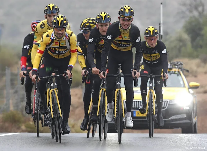 oomen naast dumoulin en foss derde kopman jumbo visma in giro