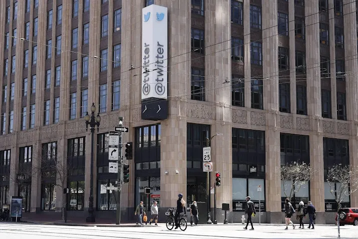 oorlog en leveringsketen drukken advertentie inkomsten twitter