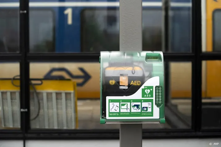 op alle treinstations sinds donderdag een defibrillator te vinden