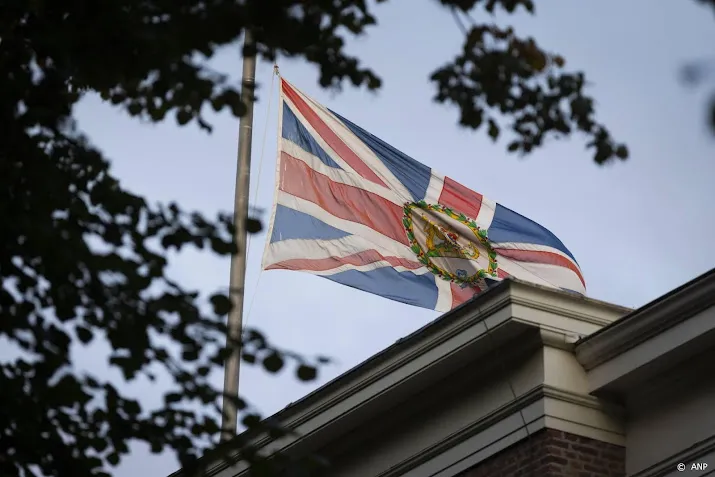 op britse ambassade den haag hangt vlag halfstok