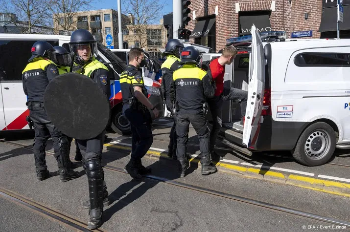 op koningsdag de helft minder aanhoudingen in amsterdam