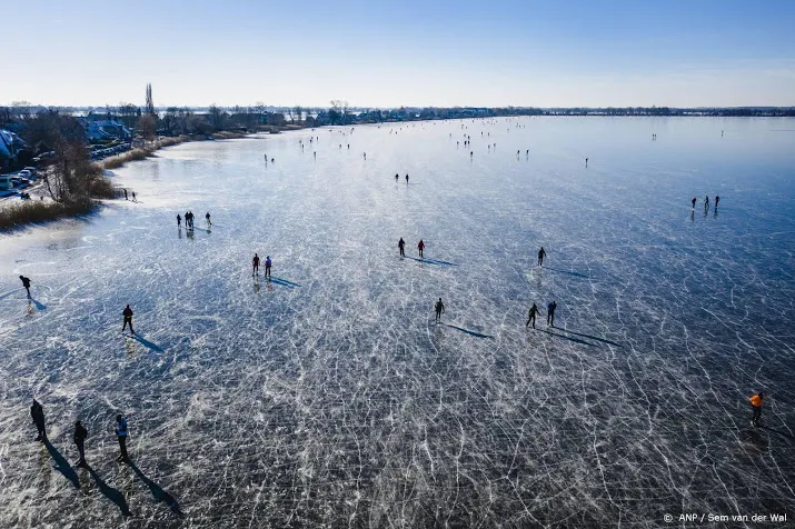 op loosdrechtse plassen dringend advies van het ijs te gaan