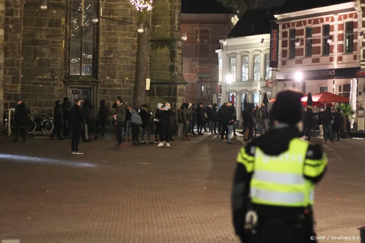 op meerdere plaatsen in nederland rellen tegen avondklok