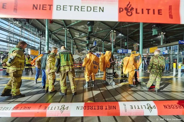 op schiphol aangehouden man had geen gevaarlijke stoffen bij zich