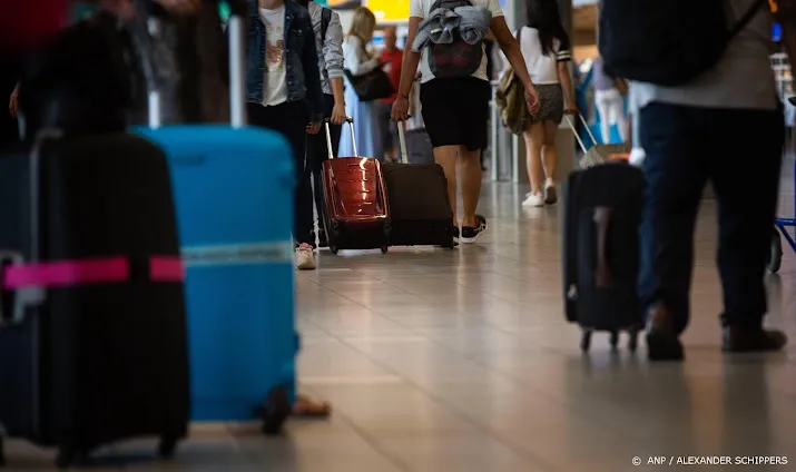 op schiphol staan nog achtergebleven koffers na weekendchaos