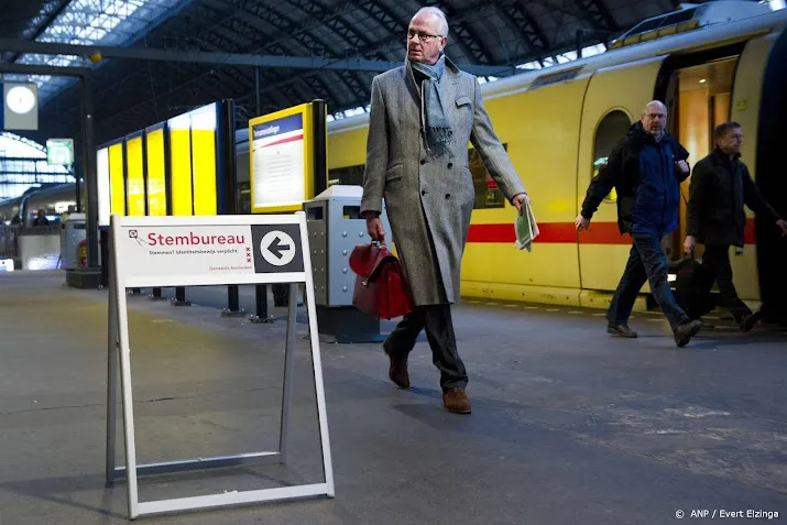 op tientallen treinstations kan gestemd worden
