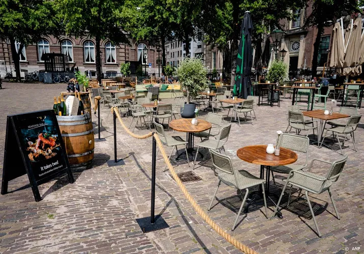 op zomerse dagen mogen haagse terrassen langer openblijven