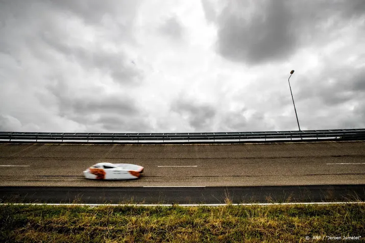 op zonovergoten dag gaat delftse zonneauto voor wereldrecord